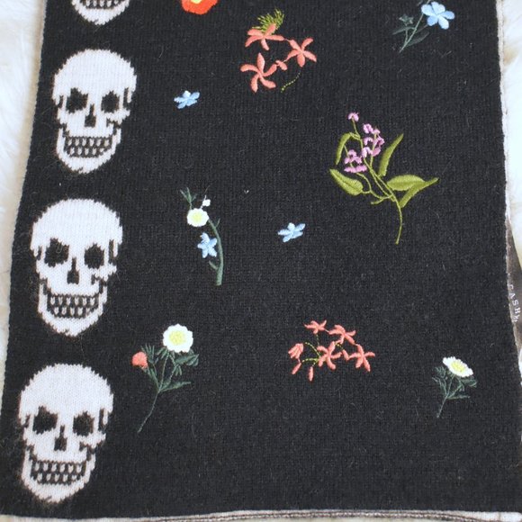 Skull Cashmere | Reversible Skull and Floral Scarf - Picture 4 of 11